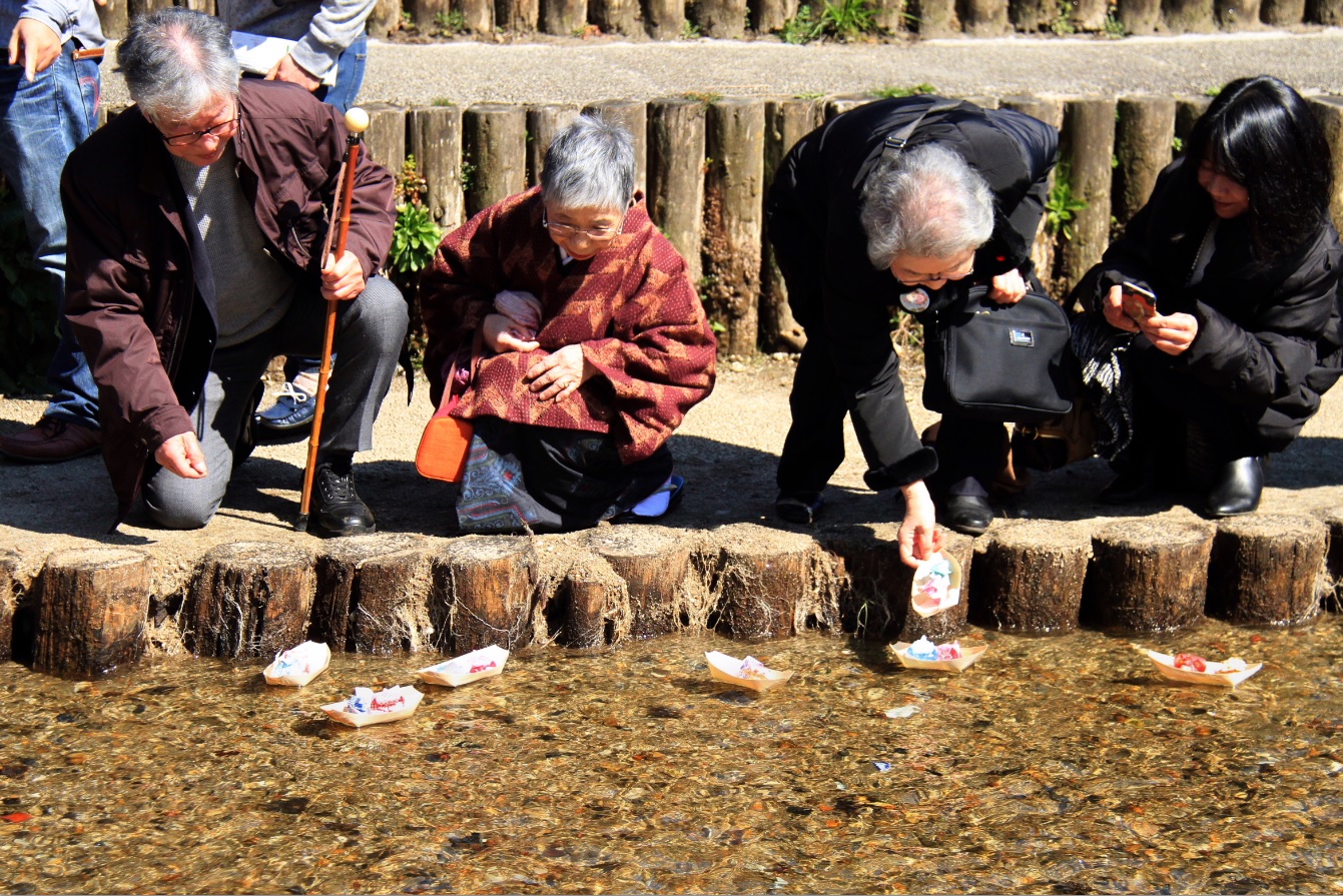 『春の桜川フォトコンテスト　特別賞　童心にかえって流し雛　真壁町』の画像