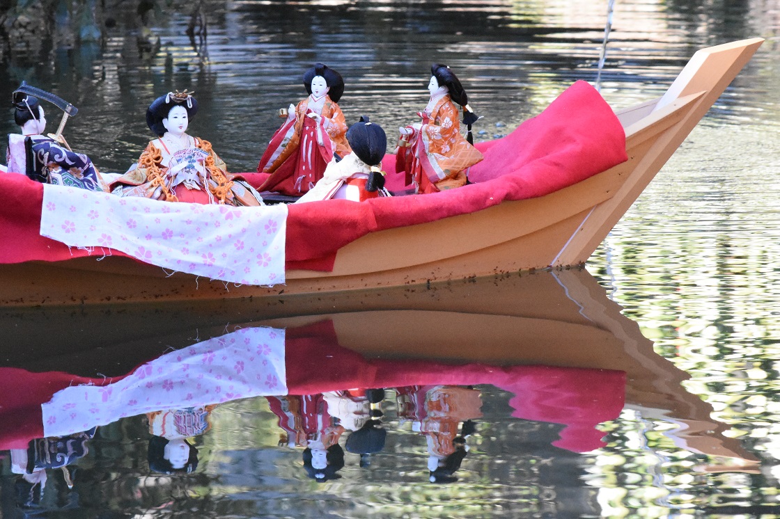 『薬王院　池に浮かべたお雛様2018』の画像